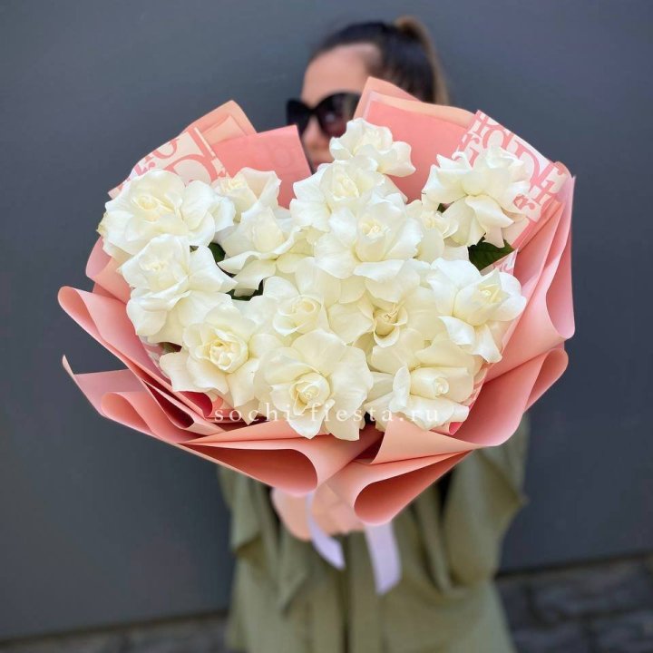 Белые розы "Аморе" в Ижевске