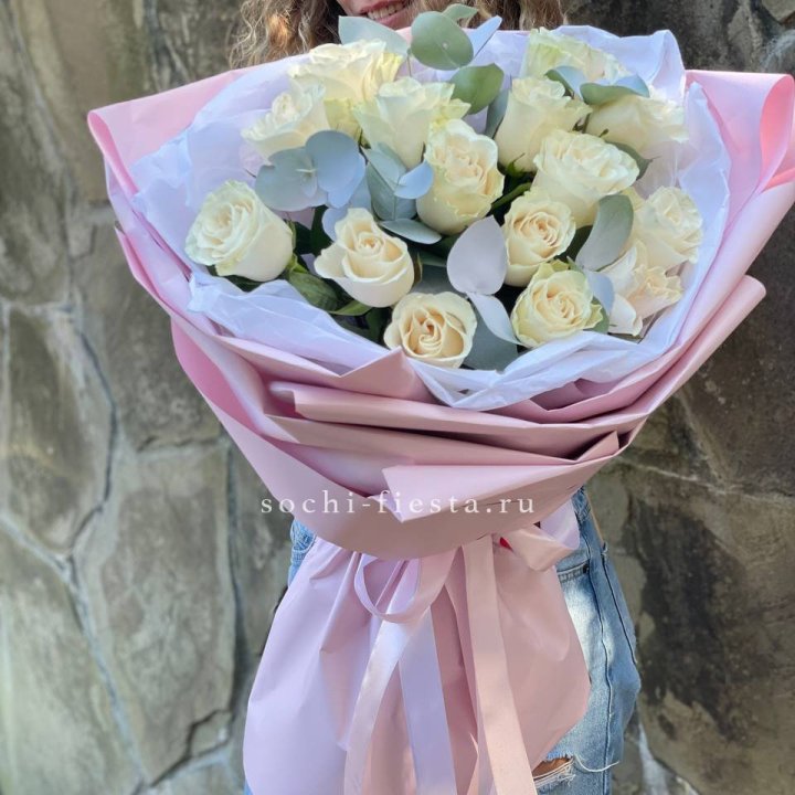 Белые розы в авторском оформлении в Ижевске