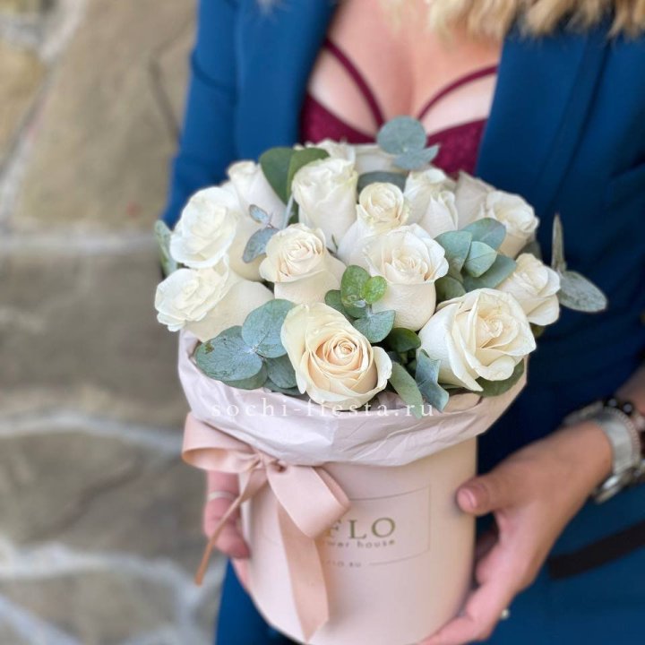 Цилиндр из белых роз в Ижевске