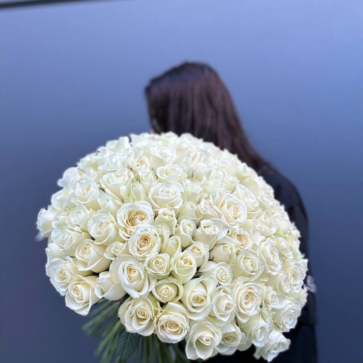 Охапка из 101 белой розы  в Ижевске