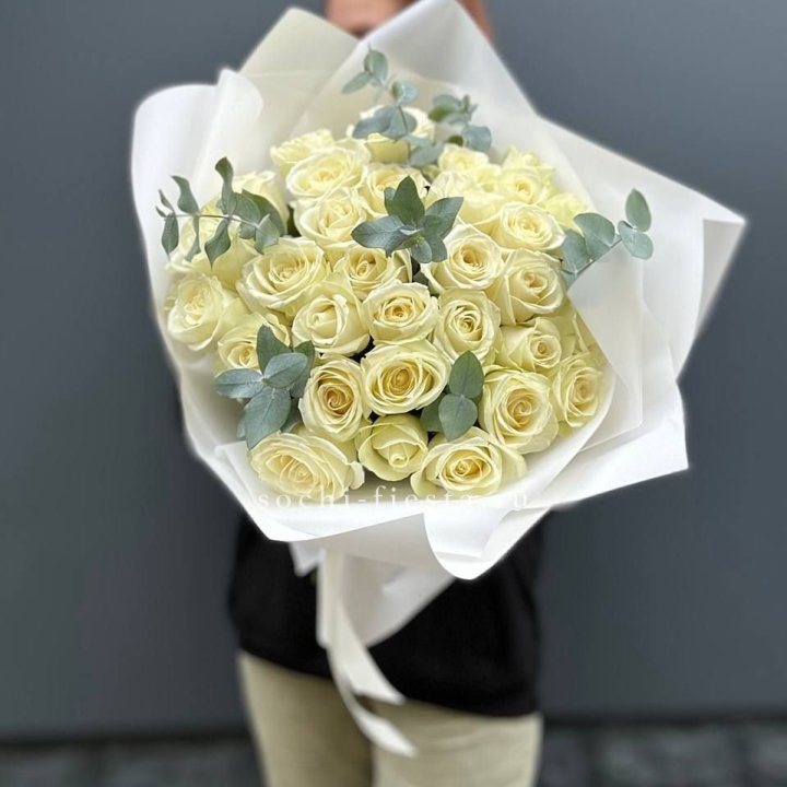 31 белая роза с эвкалиптом в Ижевске