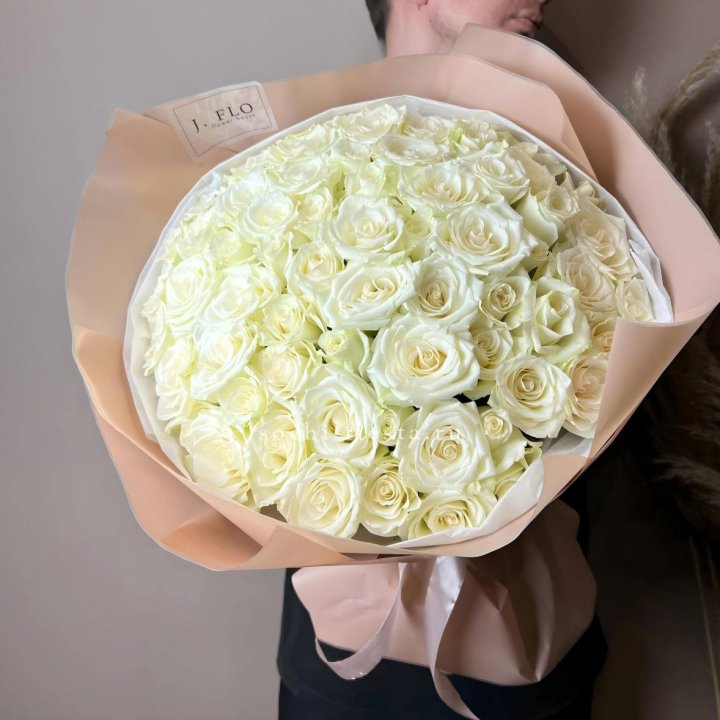 51 белая  роза в оформлении в Ижевске