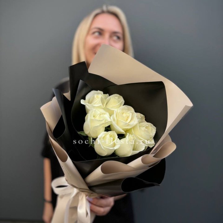 7 белых роз Иммерсив в Ижевске