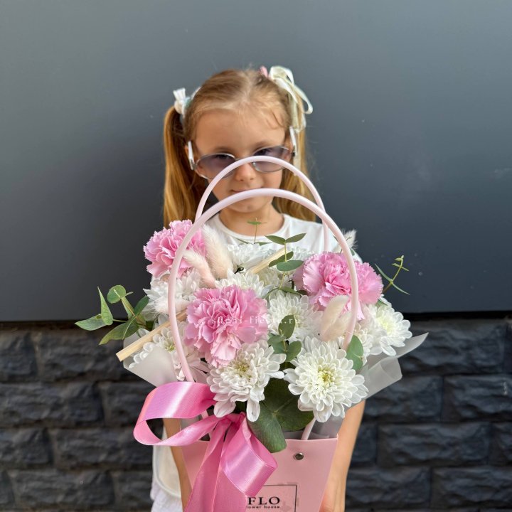 Сумочка из стойких хризантем и диантуса в Ижевске