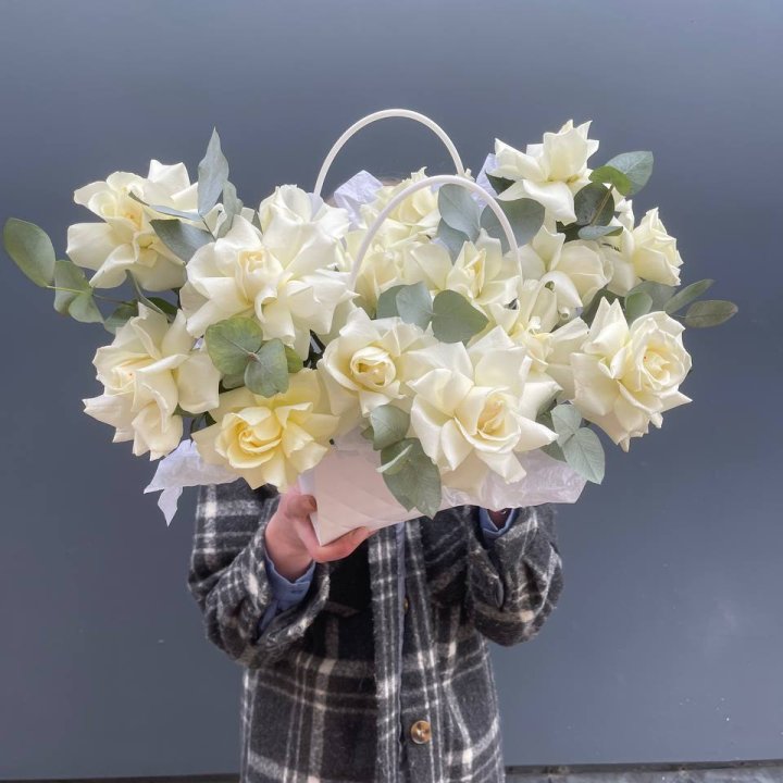 15 белых роз в сумочке в Ижевске