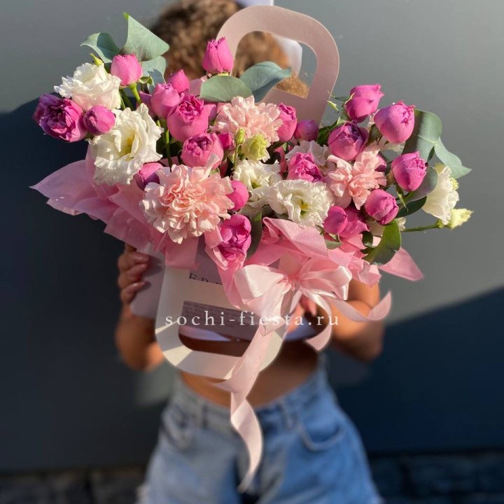 Сумочка с кустовой розой и диантусами в Ижевске