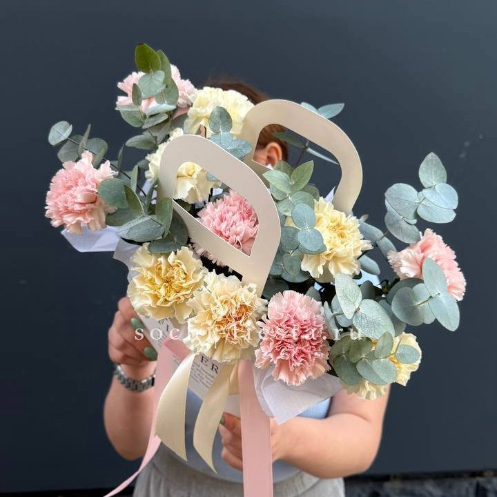 Сумочка из диантусов в Ижевске