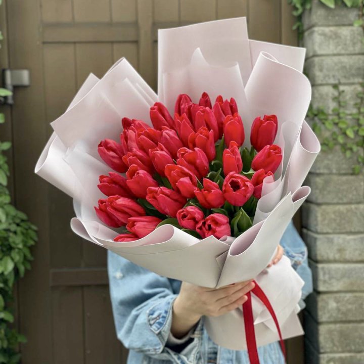 35 красных тюльпанов в Ижевске